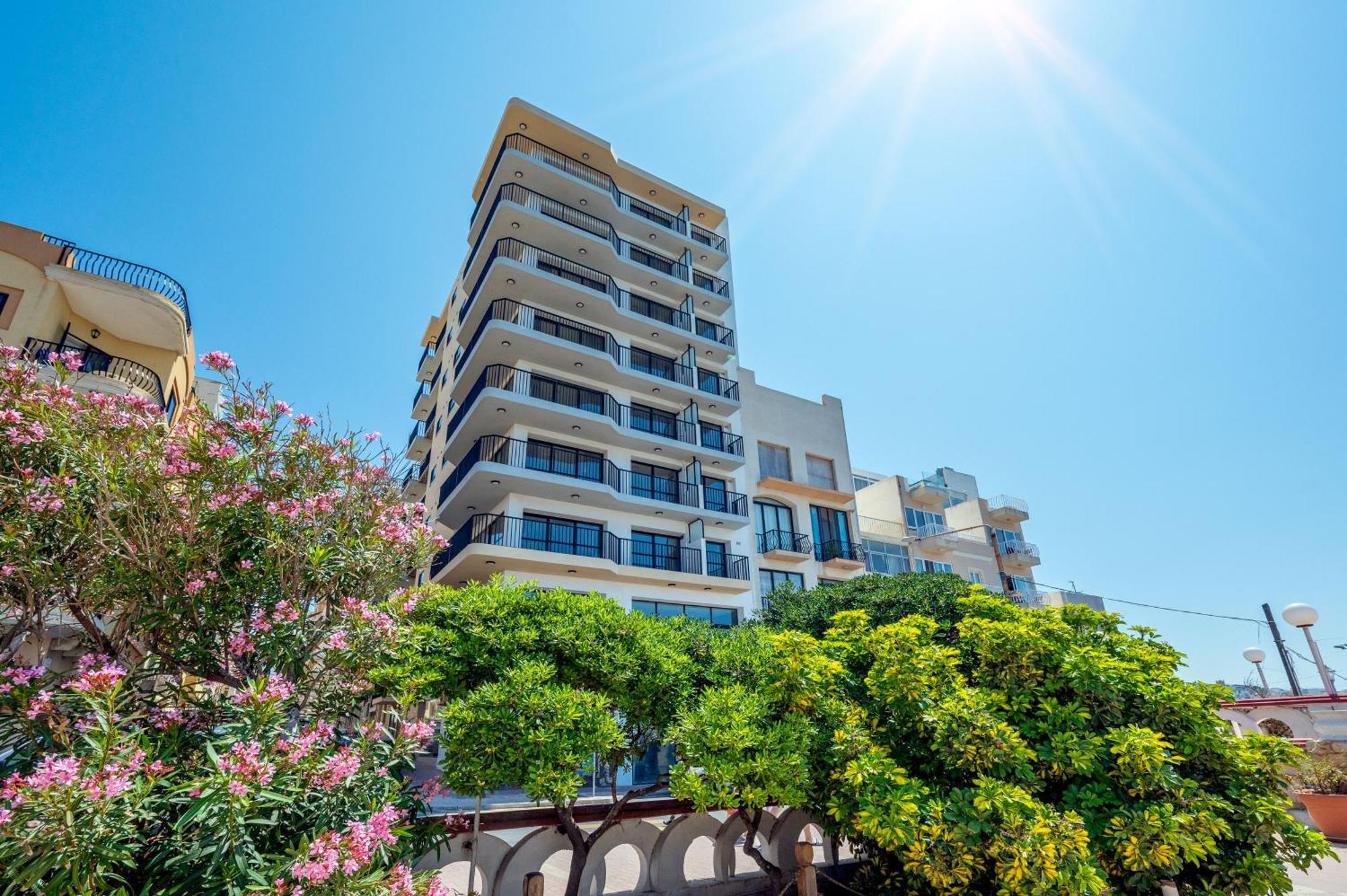 Islet Promenade Seafront Apartment With Large Corner Terrace By Getawaysmalta St. Paul's Bay Dış mekan fotoğraf
