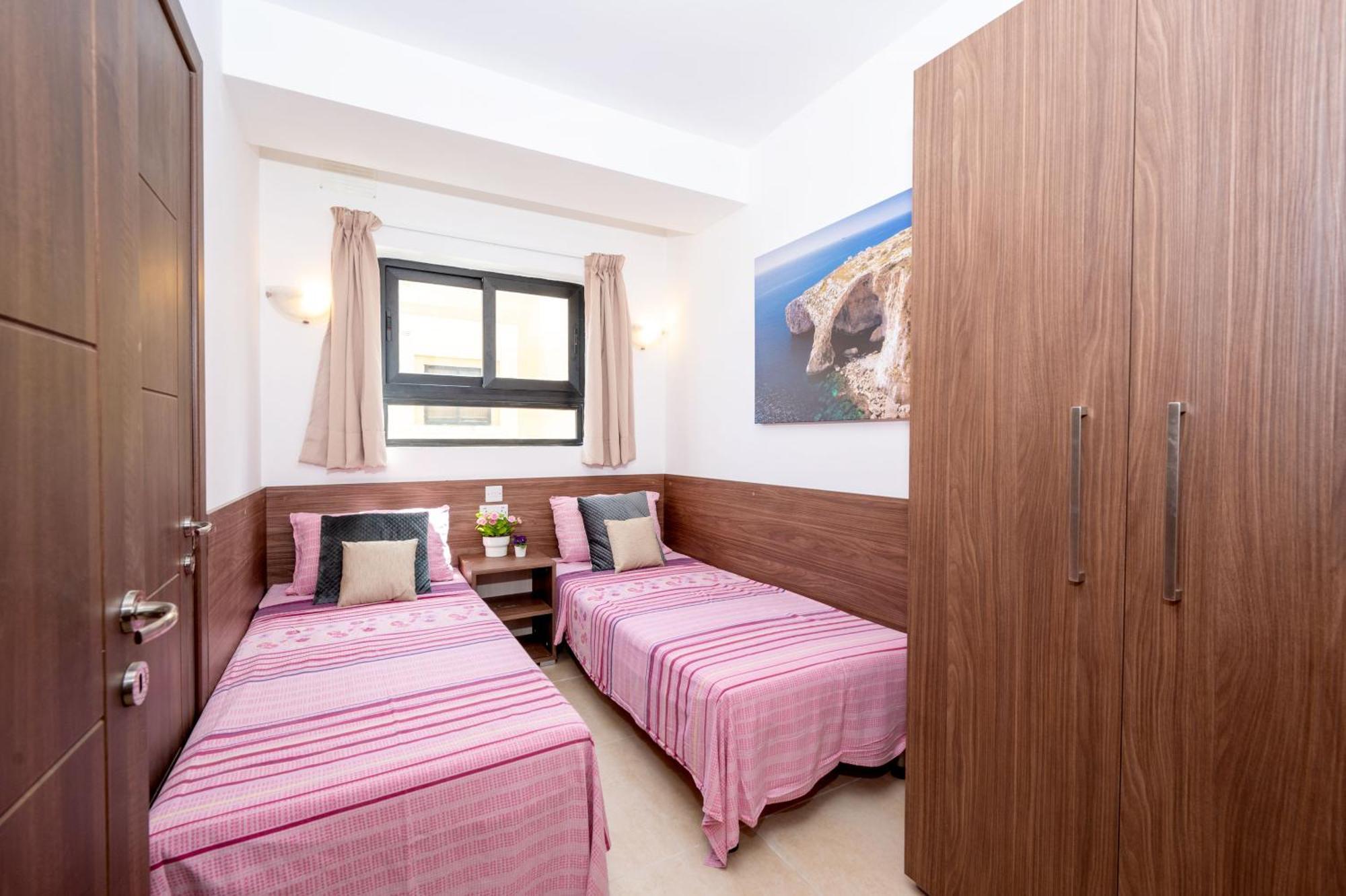Islet Promenade Seafront Apartment With Large Corner Terrace By Getawaysmalta St. Paul's Bay Dış mekan fotoğraf